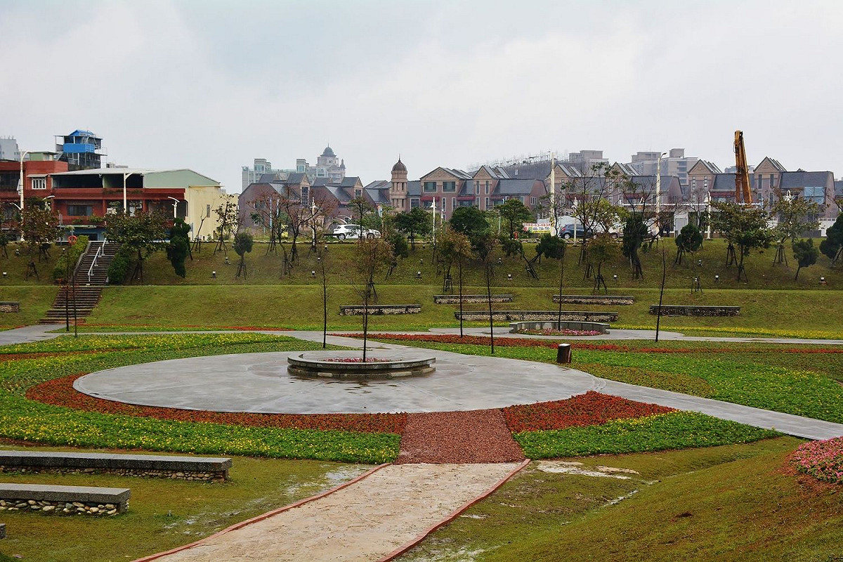 桃園市桃園區的中路風禾公園原為防災型公園，桃園市府將活化其景觀休閒功能，規劃溜滑梯、休憩無障礙步道、圓形劇場等設施；同時打造親水綠帶，為迎接狗年農曆春節，市府特別運用50萬盆草花，於桃園區風禾公園、平鎮區復興親子公園及大溪區埔頂公園等3處規劃具有狗年意象的「旺來」主題花海。 圖:桃園市府提供