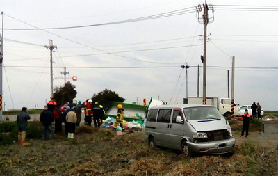 雲林縣土庫鎮5日發生大貨車與廂型車車禍事故，現場共有14名傷患，3名女性無生命跡象 圖 : 雲林縣消防局/提供