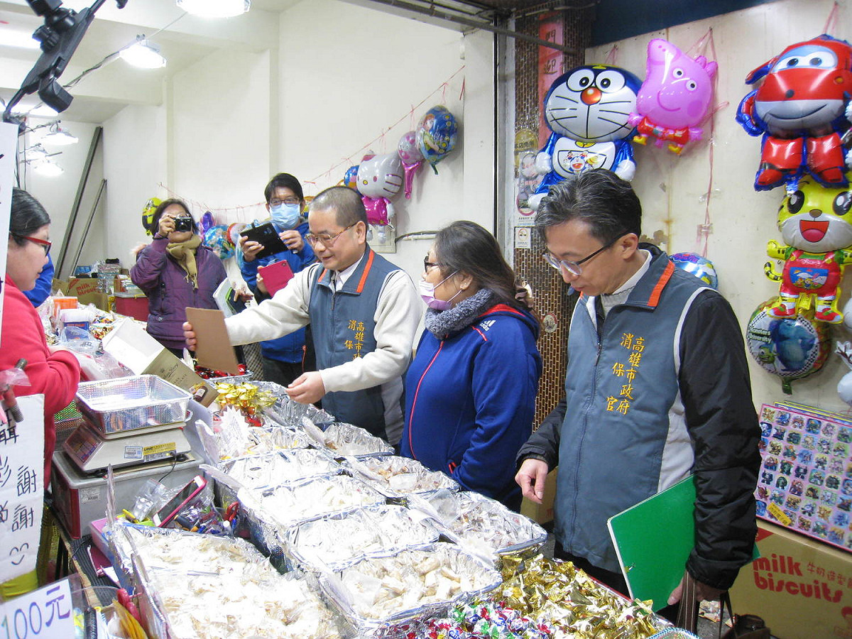 農曆春節即將到來，又到了民眾採買年貨的時間，對此，高雄市政府也展開行動把關，保障市民採購年貨商品消費安全。 圖：高雄市政府／提供