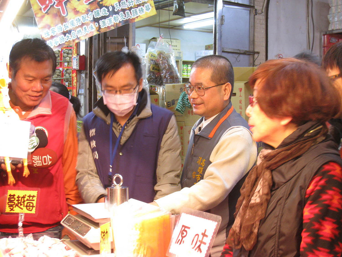 高市府特別呼籲，三鳳中街區巡守室旁設置有標準檢驗局提供之公秤，民眾可多加利用，以防有斤兩不足之情形發生。 圖：高雄市政府／提供