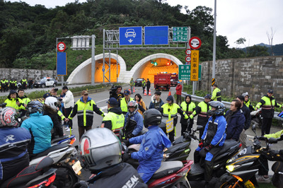 蘇花改蘇澳至東澳段5日下午正式通車，多名重機騎士因不滿蘇花改沒有開放機車通行，在開放通車後約20分鐘聚集在蘇澳隧道前，打算闖入隧道，警方動員以手拉手方式攔截。（資料畫面）

 圖：中央社