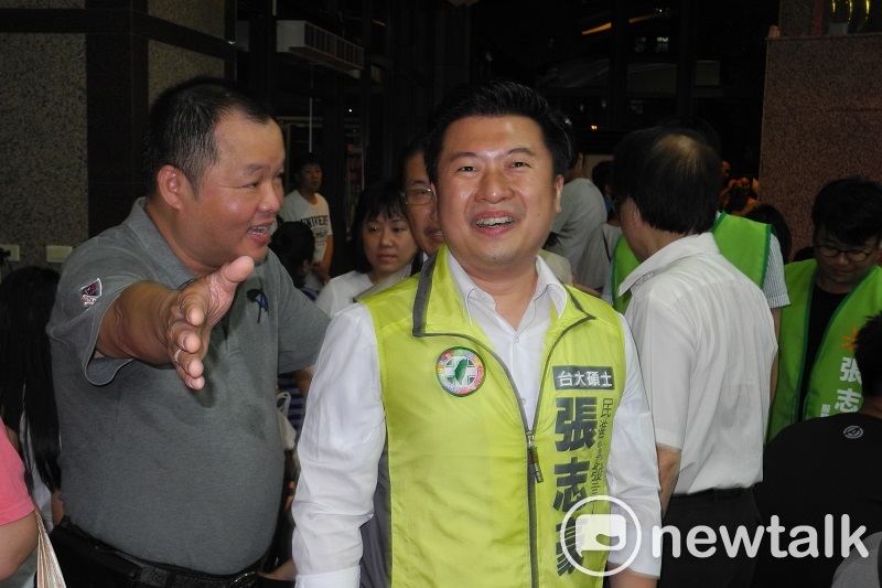 能源政策近日來成為新北市長候選人的難題，民進黨前發言人、新北市中和區議員參選人張志豪今（10）日在臉書上批新北市府官員行政不中立，替國民黨候選人侯友宜背書；也批侯對於深澳電廠、林口電廠的「態度搖擺不定」，要他清楚說明立場。 圖：王峻昌/攝（資料照）
