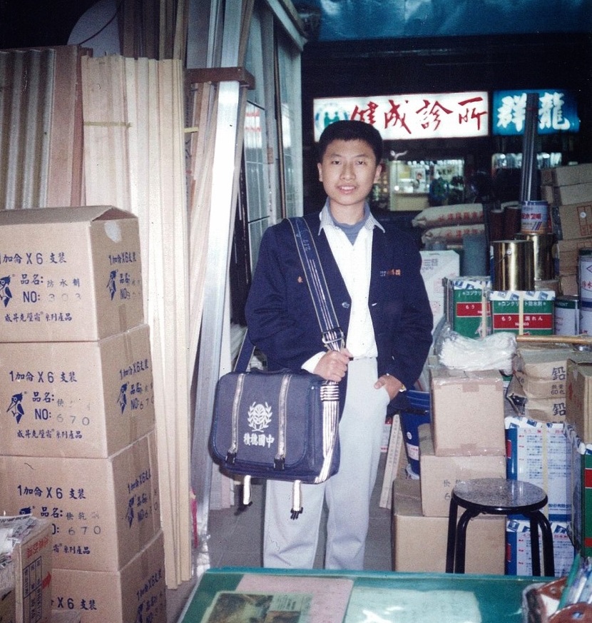 張志豪秀出他就讀中和區積穗國中的舊照，證明他是在地中和人。 圖：張志豪競選辦公室提供