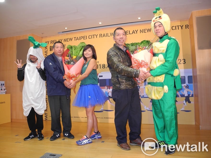 「新北市鐵道馬拉松接力賽」還有雙溪區小農要致贈微笑號組（造型組）有機蔬菜。 圖：王峻昌/攝