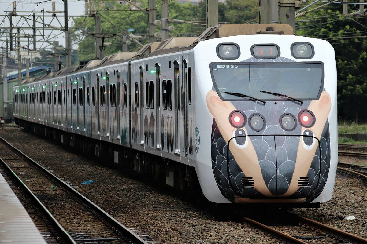 里山動物列車今(6)正式啟航，於稍早上午11時13分從汐科站起，開放沿途各站購票搭乘。 圖：台鐵局曾秀忠提供