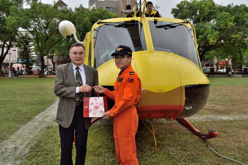 106年12月12日空勤總隊致贈成大航太系UH-1H直升機，陳冠宏當天被指派隨直升機回到航太系，該架直升機停機後，旋翼固定是陳冠宏處理的，並由他拆下該機關鍵飛航設備，確保直升機除役。 圖: 成大/提供