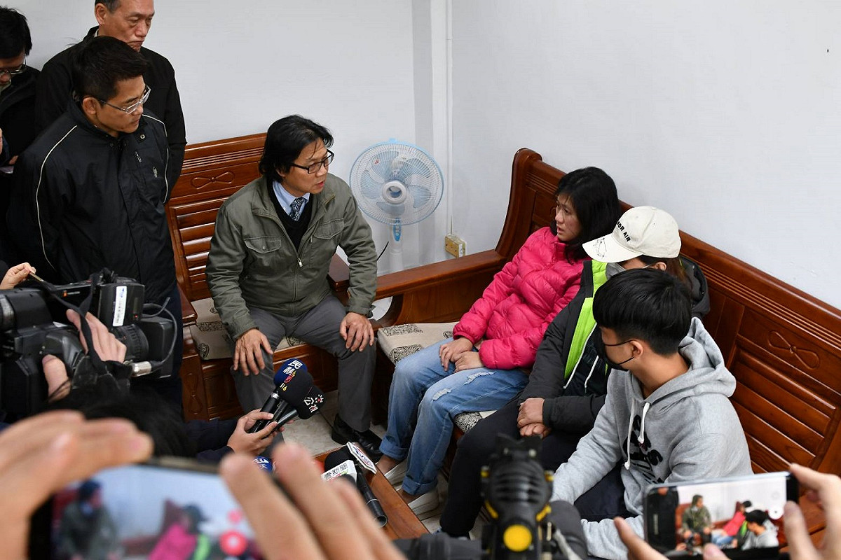 內政部長葉俊榮慰問正副駕駛及機工長家屬共3人。 圖：內政部/提供