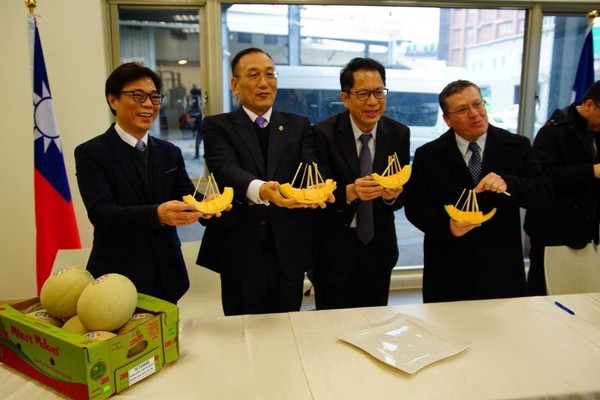 外交部次長劉德立與宏都拉斯駐臺大使謝拉大使特別出席開櫃品嚐儀式。 圖：外交部/提供