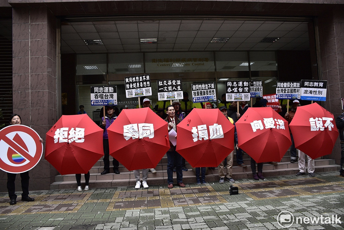「拒絕男同捐血、向愛滋說不！」台灣宗教團體愛護家庭大聯盟今（6）日早上到疾管署前抗議衛福部放寬男性間性行為者不得捐血的規定。 圖：黃韋銓/攝