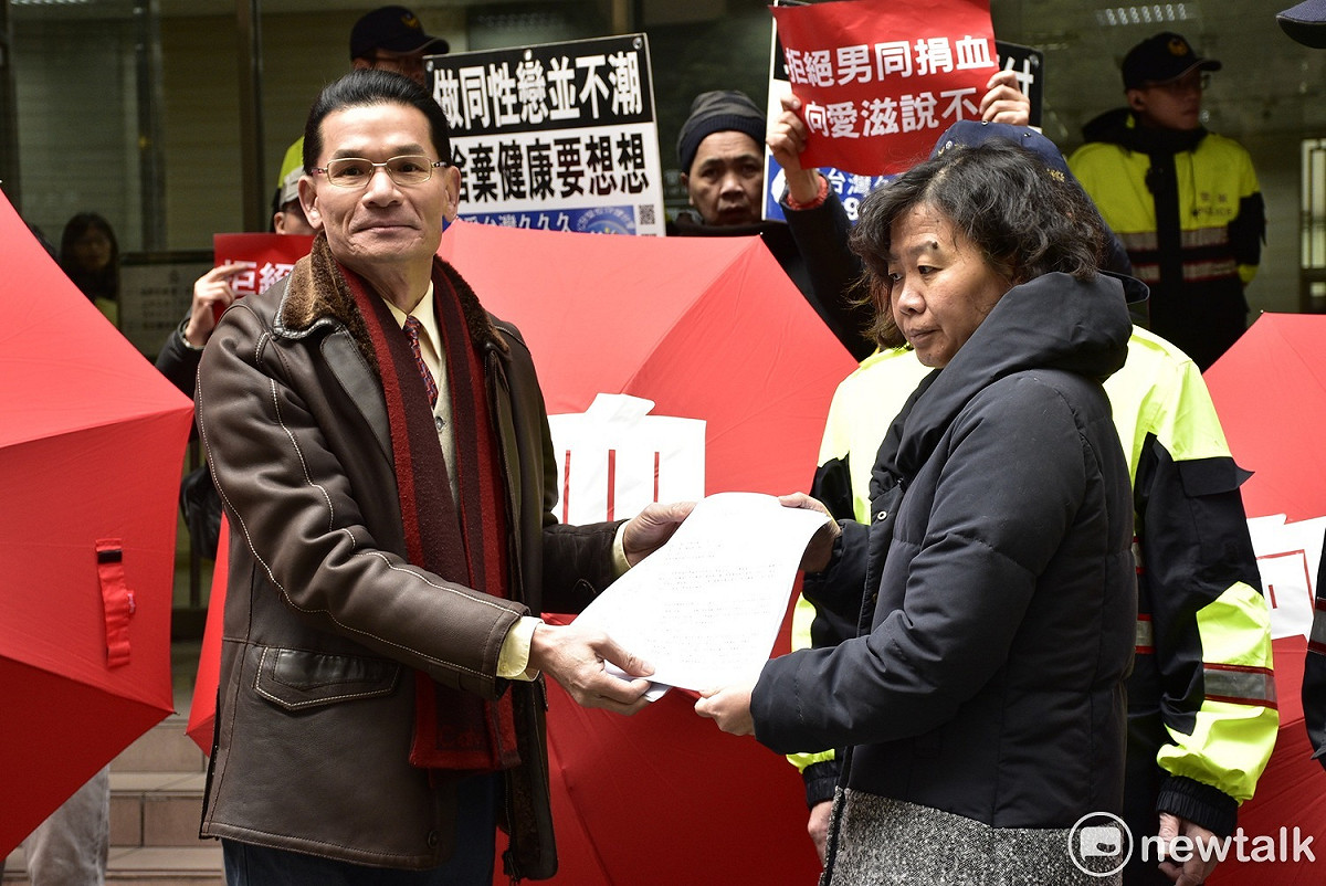 護家盟秘書長張守一遞交公文給疾管署官員。 圖：黃韋銓/攝
