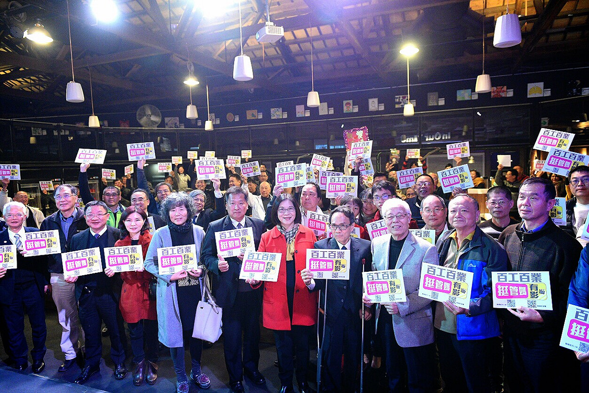 百工百業都拍影片感謝管媽付出並大力支持他參選高雄市長。 圖：管碧玲辦公室/提供