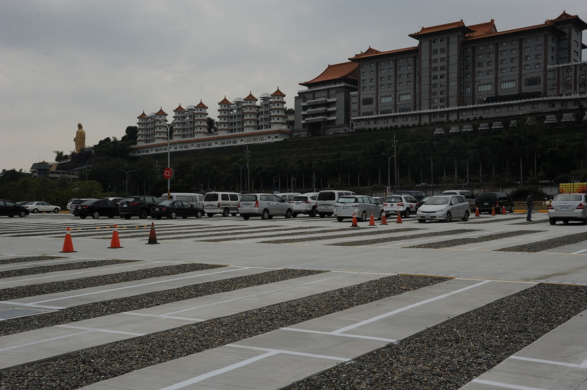 佛光山統嶺社區南側公有停車場在今（6）日完工啟用，並宣布將於本月15日至18日（除夕至初三）免費開放民眾停車，平日採計次收費，例假日每小時收費30元，每次30元。 圖: 高雄市政府 / 提供