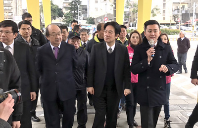 政院長賴清德（前右2）6日出席「新竹車站景觀改善工程啟用典禮」時表示，很多人對市長職務有不同勉勵，認為市長就像船長，但他也認為，市長更多時候像媳婦，要讓每個人回到家能感到舒適、溫暖、幸福。 圖:中央社