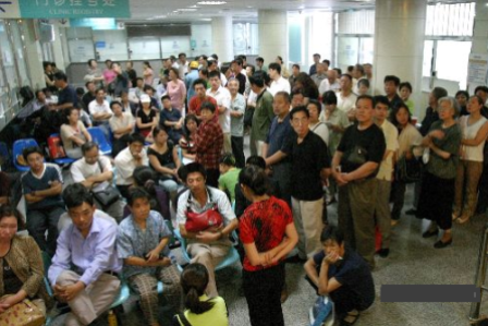 大陸醫院人滿為患，醫師常常面臨過勞情形。 圖 : 翻攝自soundofhope網站