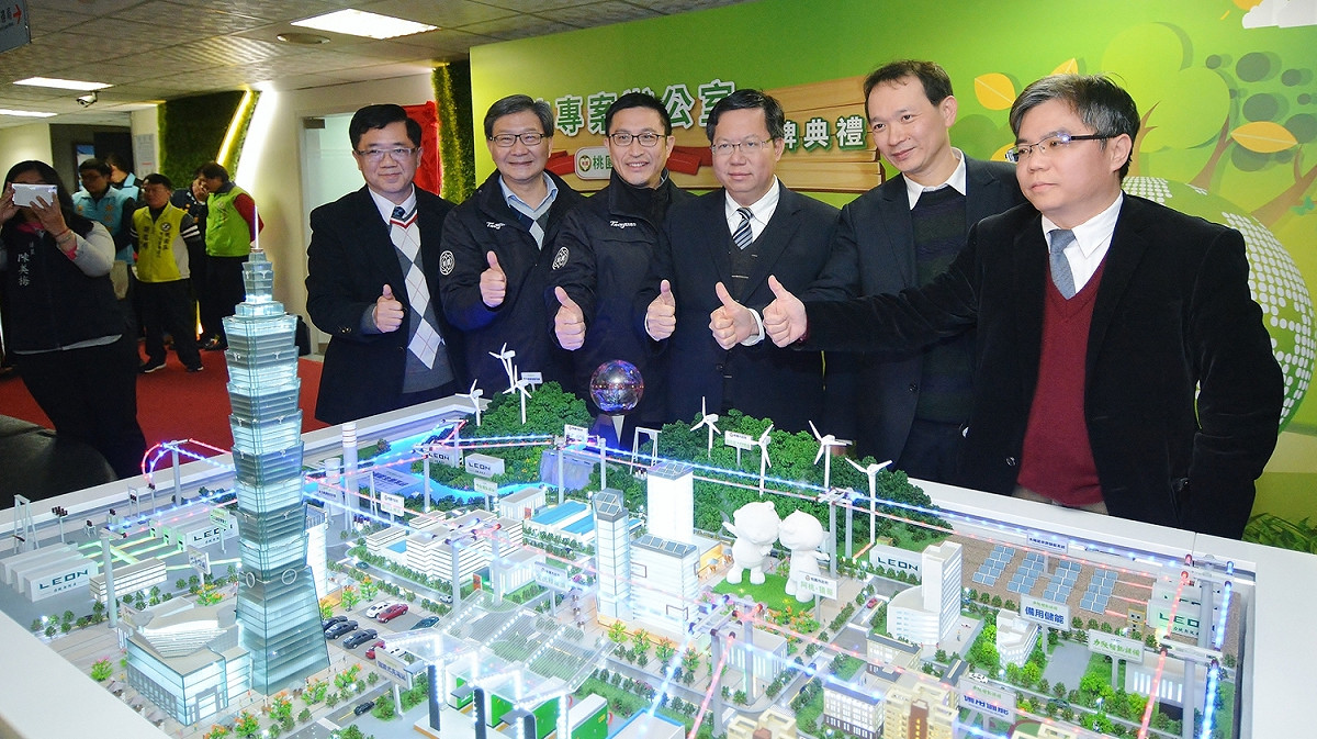 桃園市「綠能專案推動辦公室」今（6）日掛牌。桃園市長鄭文燦及市府經發局長朱松偉、環保局長沈志修、綠能專案推動辦公室主任兼參事林茂山、行政院能源及減碳辦公室主任蔡倩傑出席 圖:桃園市政府提供