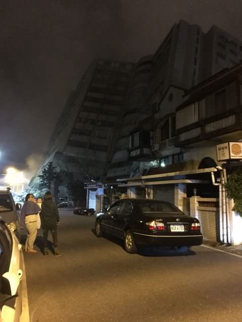 PTT上持續曝光花蓮地震大樓倒塌照片。 圖：翻攝自PTT