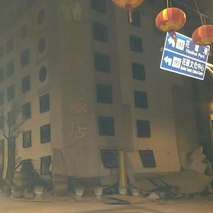 6日23時50分花蓮縣發生芮氏規模6.0地震，花蓮市及宜蘭縣南澳震度7級，花蓮傳出花蓮統帥飯店倒塌。 
，商校街2號旅店傾斜。 花蓮火車站前站阿官火鍋大樓倒塌 圖:民眾提供