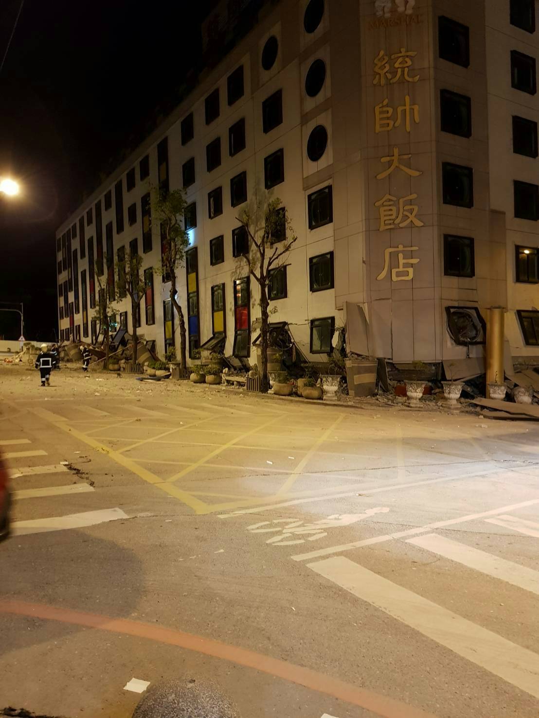 新北市消防局也成立快搜部隊前往花蓮馳援，出動搜救全３隻搜救犬及３０名搜救警消人員。 圖：FB《一百五》提供