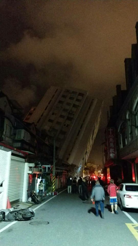 6日23時50分花蓮縣發生芮氏規模6.0地震，花蓮市及宜蘭縣南澳震度7級，花蓮傳出花蓮統帥飯店倒塌。 
，商校街2號旅店傾斜。 圖:民眾提供