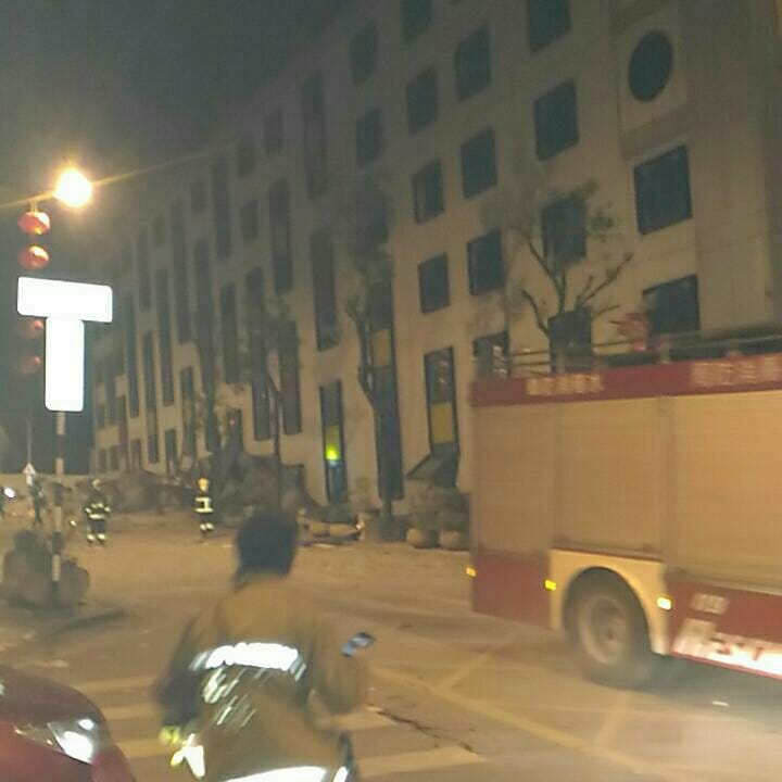6日23時50分花蓮縣發生芮氏規模6.0地震，花蓮市及宜蘭縣南澳震度7級，花蓮傳出花蓮統帥飯店倒塌。 
，商校街2號旅店傾斜。 內政部已經請各應進駐震災中央災害應變中心機關指派適當層級人員即刻進駐 圖:民眾提供