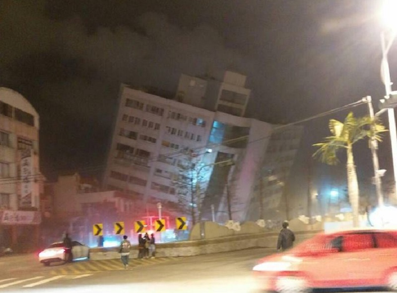 花蓮市商校街阿官火鍋大樓倒塌，救難人員前進搶救！ 圖：翻攝自花蓮同鄉會臉書