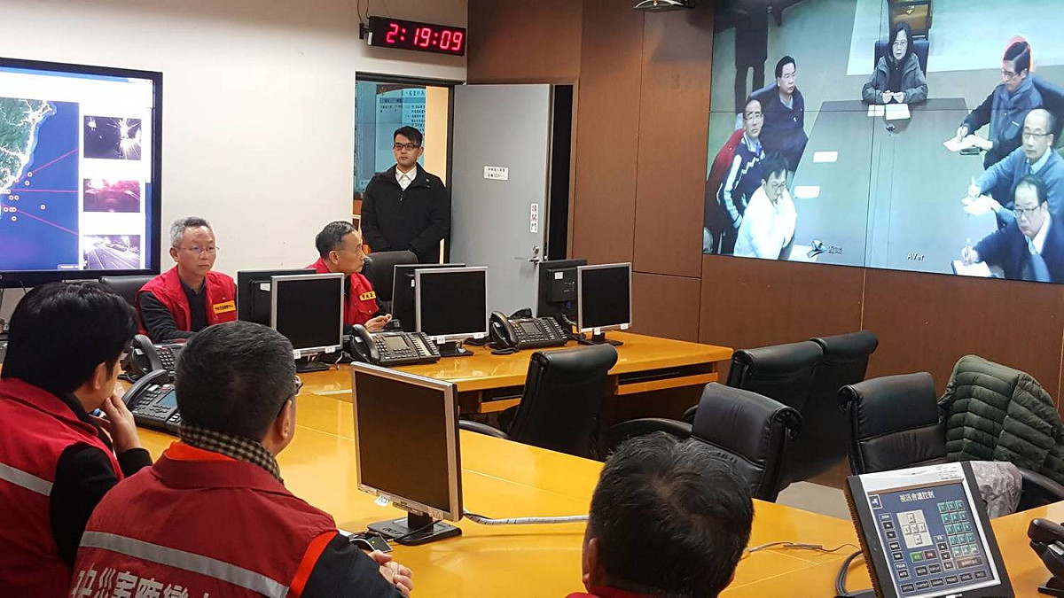 行政院長賴清德7日凌晨與蔡英文總統在災防應變中心進行視訊會議。 圖：行政院/提供