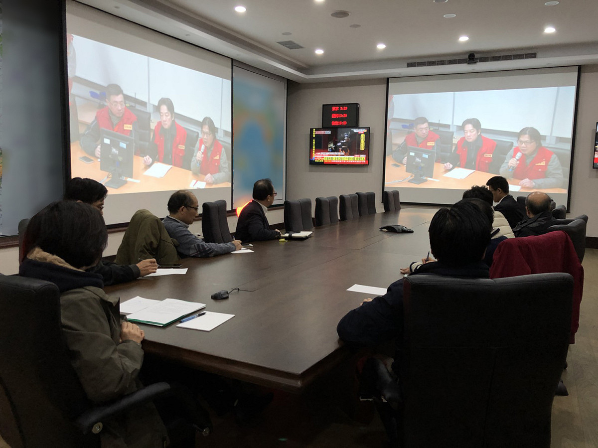 蔡英文總統7日凌晨2點在府內狀況室與國防部長、行政院長等進行視訊連線，實際了解目前災情以及包括國軍在內救災投入狀況。 圖：總統府/提供
