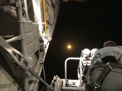 為盡快搜救失聯的空勤總隊UH-60M黑鷹直升機上人員，空軍C-130運輸機6日晚間執行照明彈投放作業，以利夜間搜尋任務執行。 圖:空軍司令部提供
