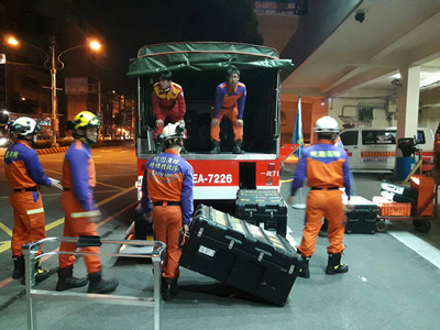 花蓮地區6日深夜發生強烈地震，多處傳出災情。桃園市消防局特搜隊將連夜趕往花蓮，支援救災。 圖:桃園市政府消防局提供