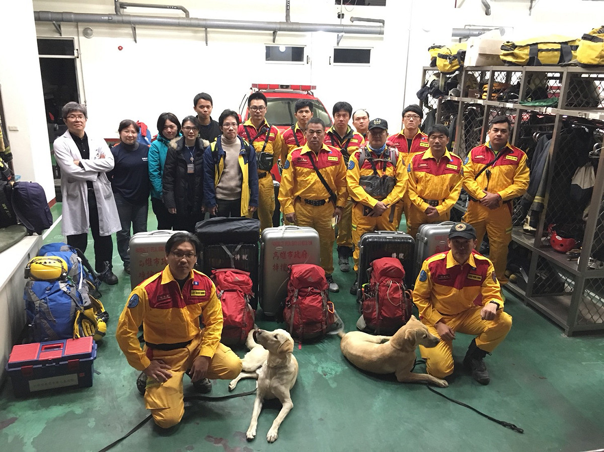 高雄市長陳菊於接獲花蓮地震發生第一時間，經了解高雄市並無災情傳出，也立即指示消防局迅速動員、集結特搜人員前往花蓮災區協助救災。 圖:高雄市府消防局提供