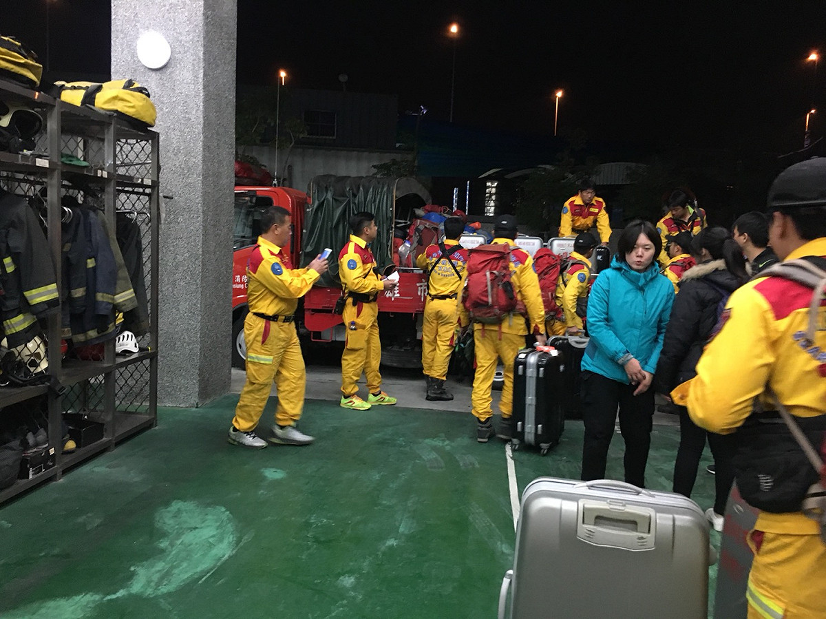 高雄市長陳菊於接獲花蓮地震發生第一時間，經了解高雄市並無災情傳出，也立即指示消防局迅速動員、集結特搜人員前往花蓮災區協助救災。 圖:高雄市府消防局提供