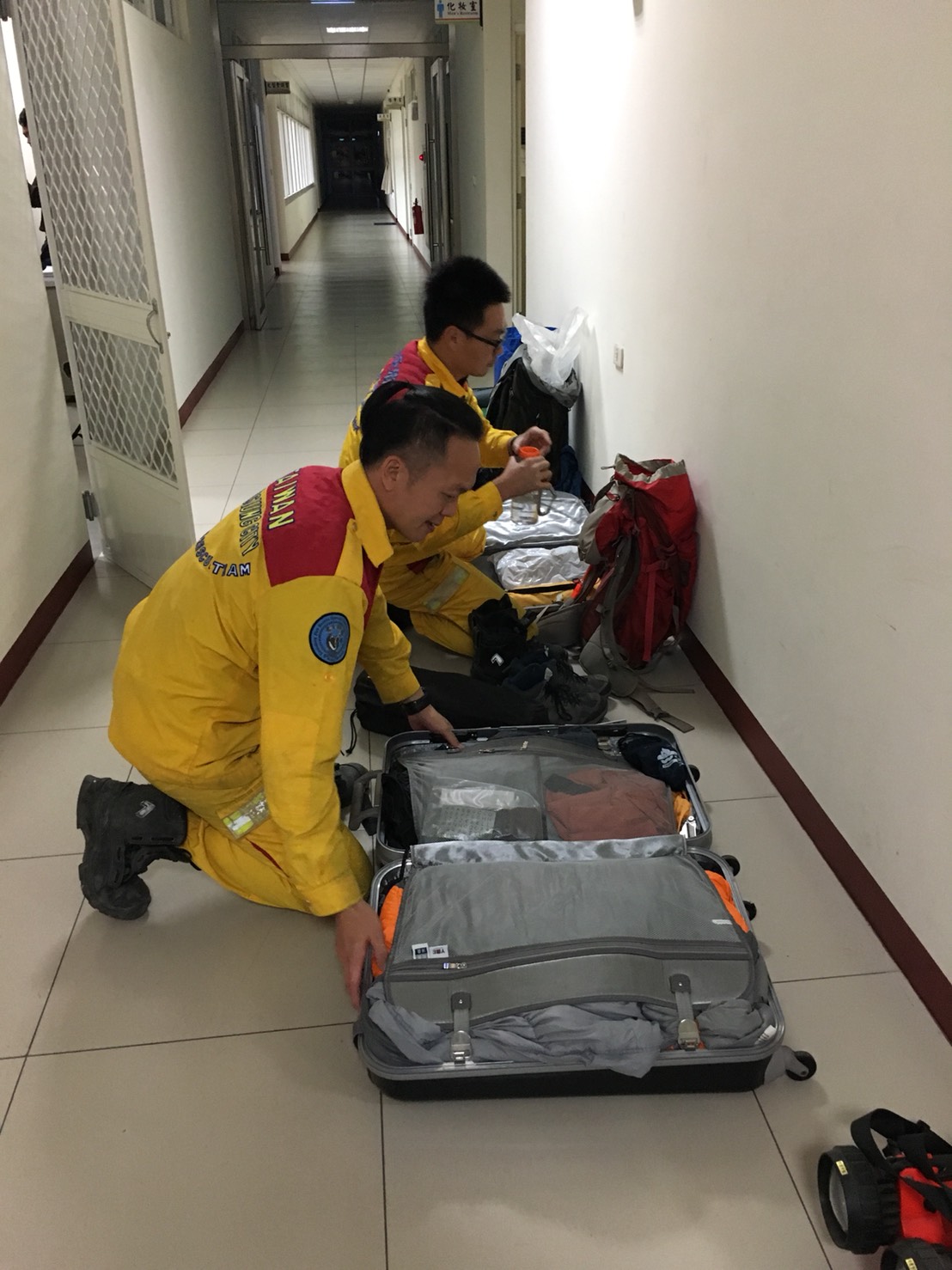 高雄市長陳菊於接獲花蓮地震發生第一時間，經了解高雄市並無災情傳出，也立即指示消防局迅速動員、集結特搜人員前往花蓮災區協助救災。 圖:高雄市府消防局提供
