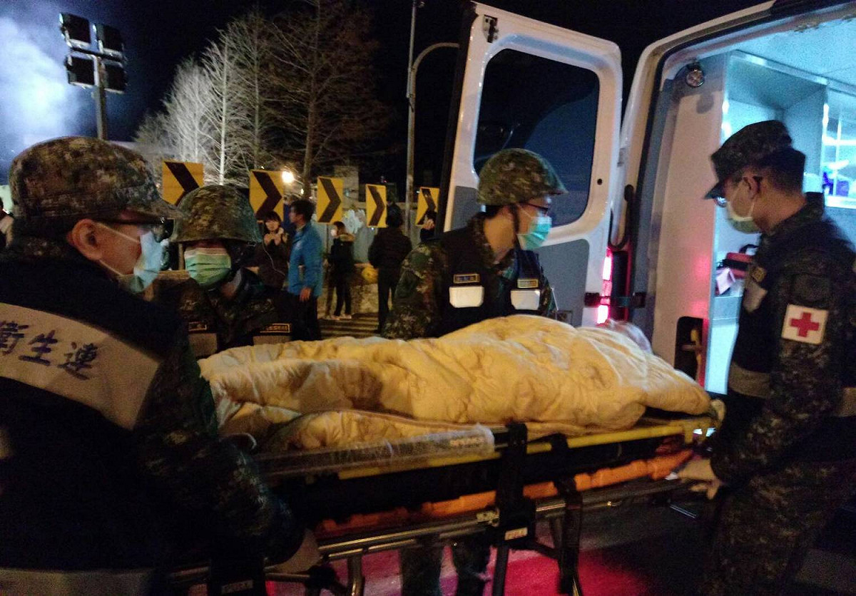 花蓮發生芮氏規模6.0地震，國防部7日0時30分成立「災害應變中心」，由國防部長馮世寬坐鎮指揮，並在花蓮市開設前進指揮所，近400名官兵投入救災，後續將投入兵力計有攜帶生命探測器的工兵部隊56人，另空軍3架C-130待命搭載特指部特戰官兵及救災裝備前往花蓮市投入救援。 圖:國防部提供
