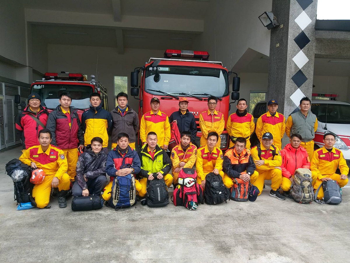 屏東縣消防局今 (7) 日派遣第二梯次國際人道救援人員5車21人，由梁家福分隊長率隊前往花蓮支援救災，含第一梯次共計10車警消28人、義消12人、搜救犬2隻。 圖：屏東縣消防局/提供