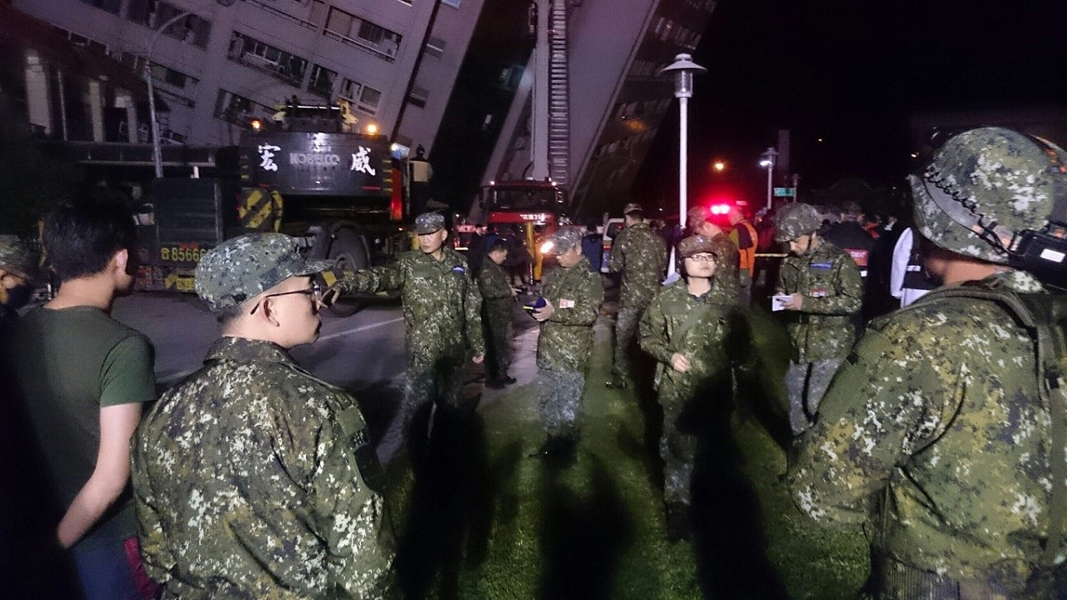 花蓮昨（6）晚發生規模6.0強震，造成多棟大樓傾塌，國軍、各縣市搜救隊全部動起來投入救援。 圖：國防部 / 提供