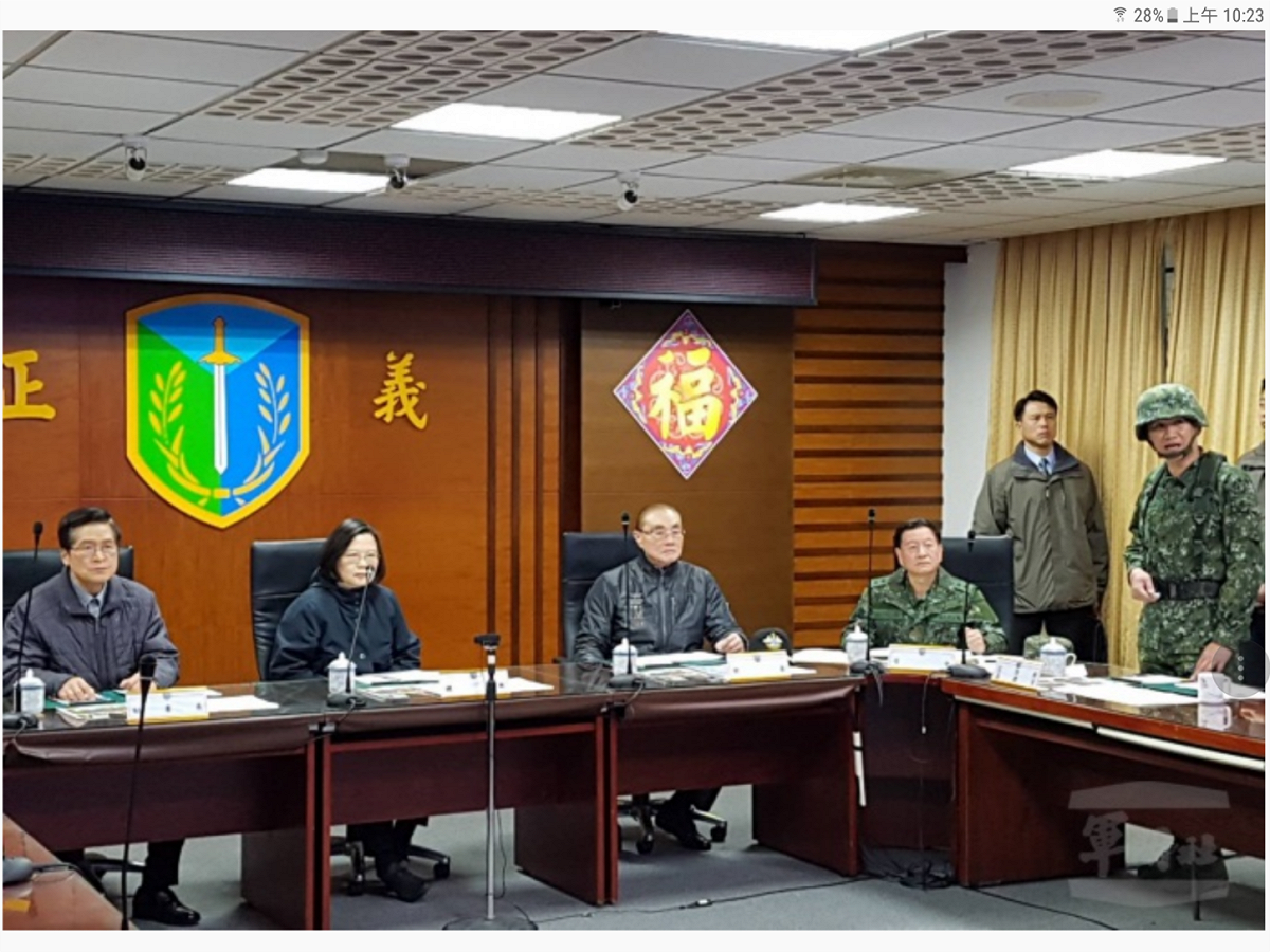 蔡總統並要求軍方不要放棄任何可施援的機會，將傷亡降到最低，現場若需要重型機具，軍方也須全力支援，並提供資源提供災民必要協助；而這次災變包括水電瓦斯公路等，所有單位務必作徹底檢視，在最短時間內修復，「目標只有一個，讓人民的生活盡快恢復正常」。 圖：翻攝自國防部網站