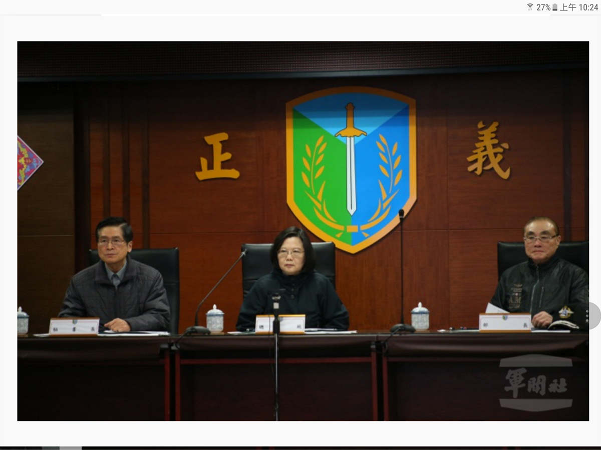 總統蔡英文今晨趕抵花蓮，上午7時20分前往開設於花蓮南美侖營區「第二戰區災害應變中心」聽取救災簡報。對於國軍在這次災變所展現的積極效率，她也表達肯定之意。 圖：翻攝自國防部網站