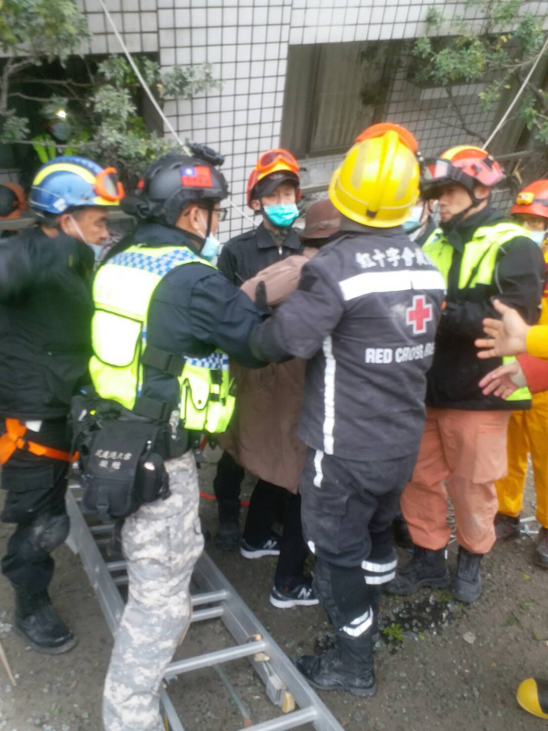 台北市搜救隊與紅十字會人員於雲門翠堤大樓9樓之5救出1名韓籍婦女，無明顯外傷。 圖：北市消防局 / 提供