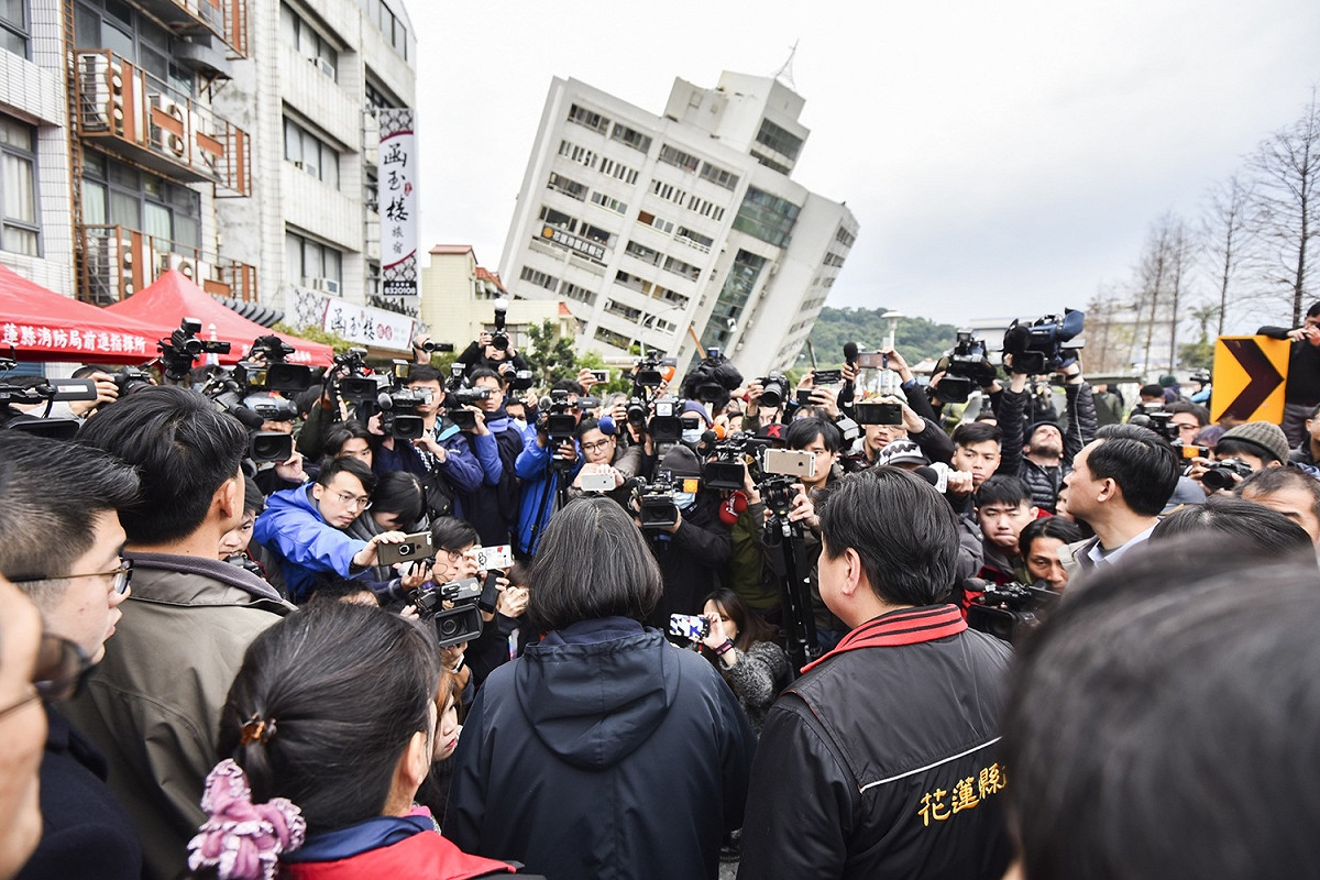 總統蔡英文7日上午前往花蓮雲翠大樓視察搶救情形。 圖：總統府/提供