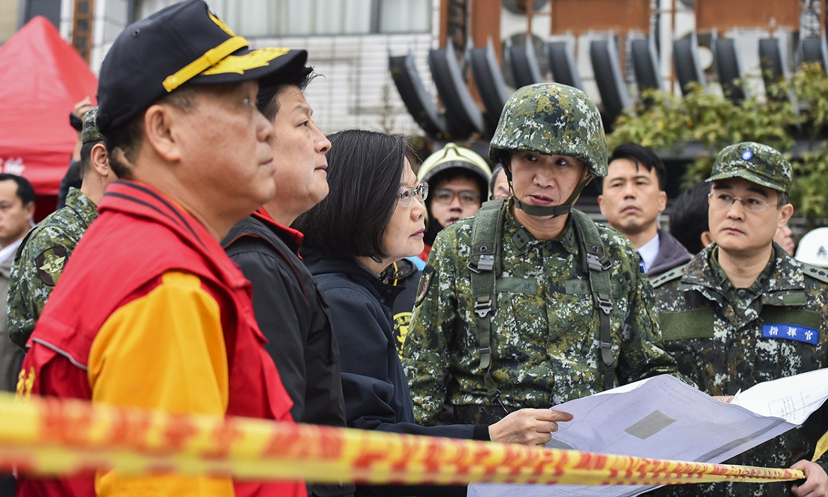 總統蔡英文7日前往花蓮視察地震災情。 圖：總統府提供