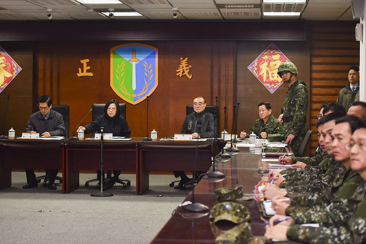 總統蔡英文7日前往花蓮視察地震災情。 圖：總統府提供