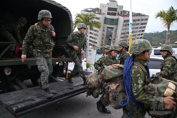 國防部進一步指出，今日已派出15個救護醫療編組(含醫療人員40員、15輛救護車)，執行雲門翠堤大樓及統帥飯店等地區民眾、搜救官兵及救難人員緊急醫療作為。 圖：軍聞社提供