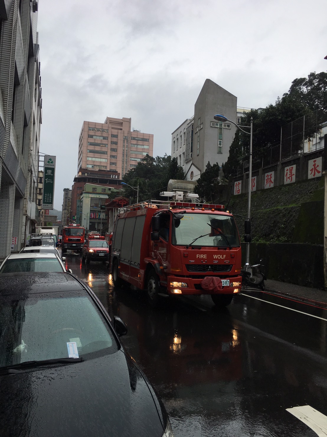 基隆消防局特搜隊馳赴花蓮現場，加入搶救行列。 圖：基隆市消防局 / 提供