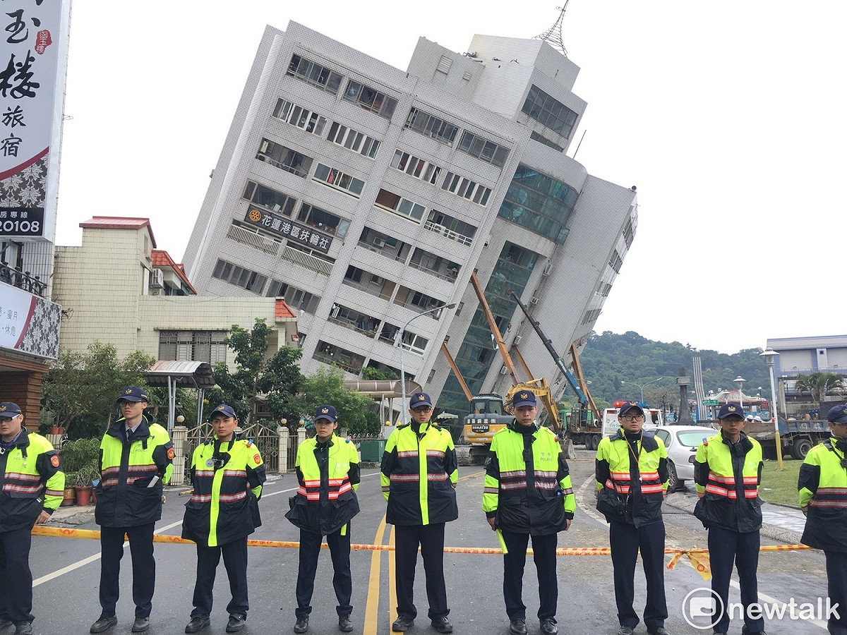 警方圍起封鎖線避免靠近雲門翠堤。 圖：黃韋銓/攝