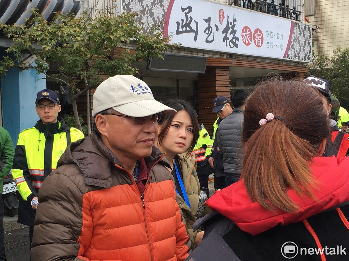 管理員張先生表示，昨晚第一時間不在雲門，但有住戶打電話給他，有人說地震讓門變形了，出不來。張先生說，平常有聯絡的都有確認平安，也將目前確實掌握的人數跟花蓮縣前進指揮所說明。張先生指出，總戶數83戶，大概10來戶空戶。 圖：黃韋銓/攝