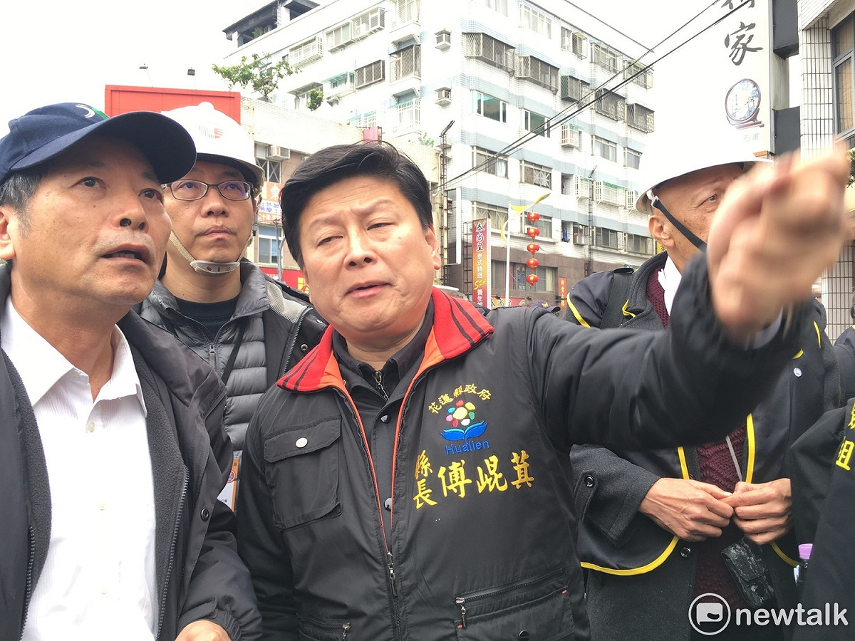 花蓮縣長傅崐萁到場勘災。 圖：黃韋銓/攝