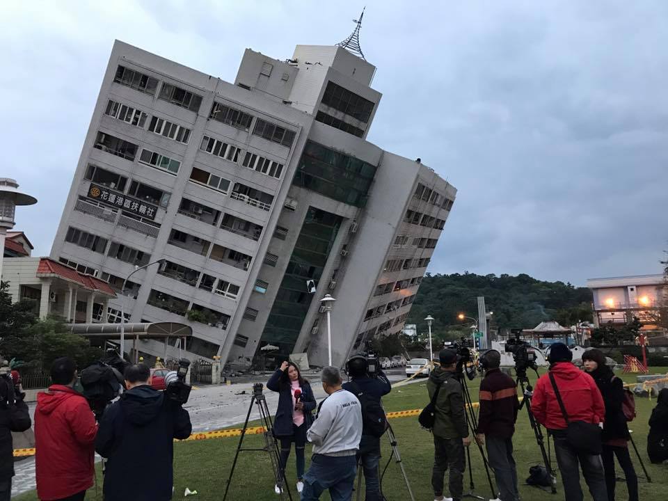 雲翠大樓今早情形，不少網友看過後都驚呼是不是更斜了，希望受困者能盡快被救出。 圖:翻攝自盧志松臉書