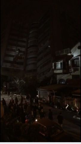 盧志松昨晚的直播畫面，雲翠大樓明顯整個傾斜，不少逃出的住戶，在寒冷深夜裡聚集在大樓外等待救難人員救出受困的家人。 圖:翻攝自盧志松臉書