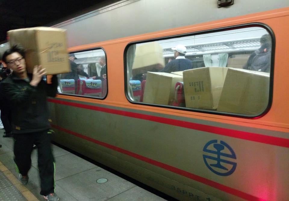 旅客協助搬運物資上火車。 圖：翻攝自「慈濟＠臺北」臉書