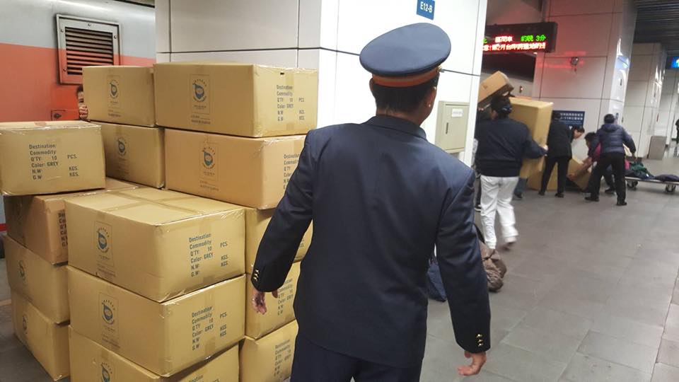 急送物資到花蓮，連列車長也下車幫忙。 圖：翻攝自「慈濟＠臺北」臉書